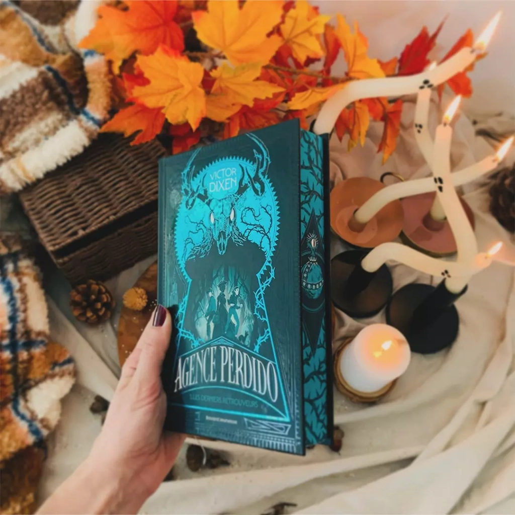 Couverture du roman Agence Perdido – Les derniers retrouveurs de Victor Dixen, illustrée par Noëmie Chevalier, publié chez Bayard Jeunesse.