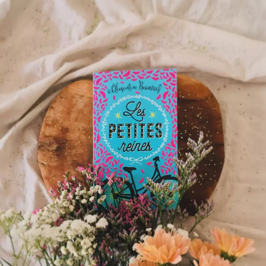Couverture du roman Les Petites Reines de Clémentine Beauvais, illustrant trois adolescentes à vélo en route vers Paris.