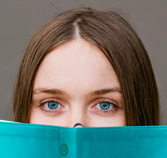 Tracker de lecture : Femme tenant un livre turquoise