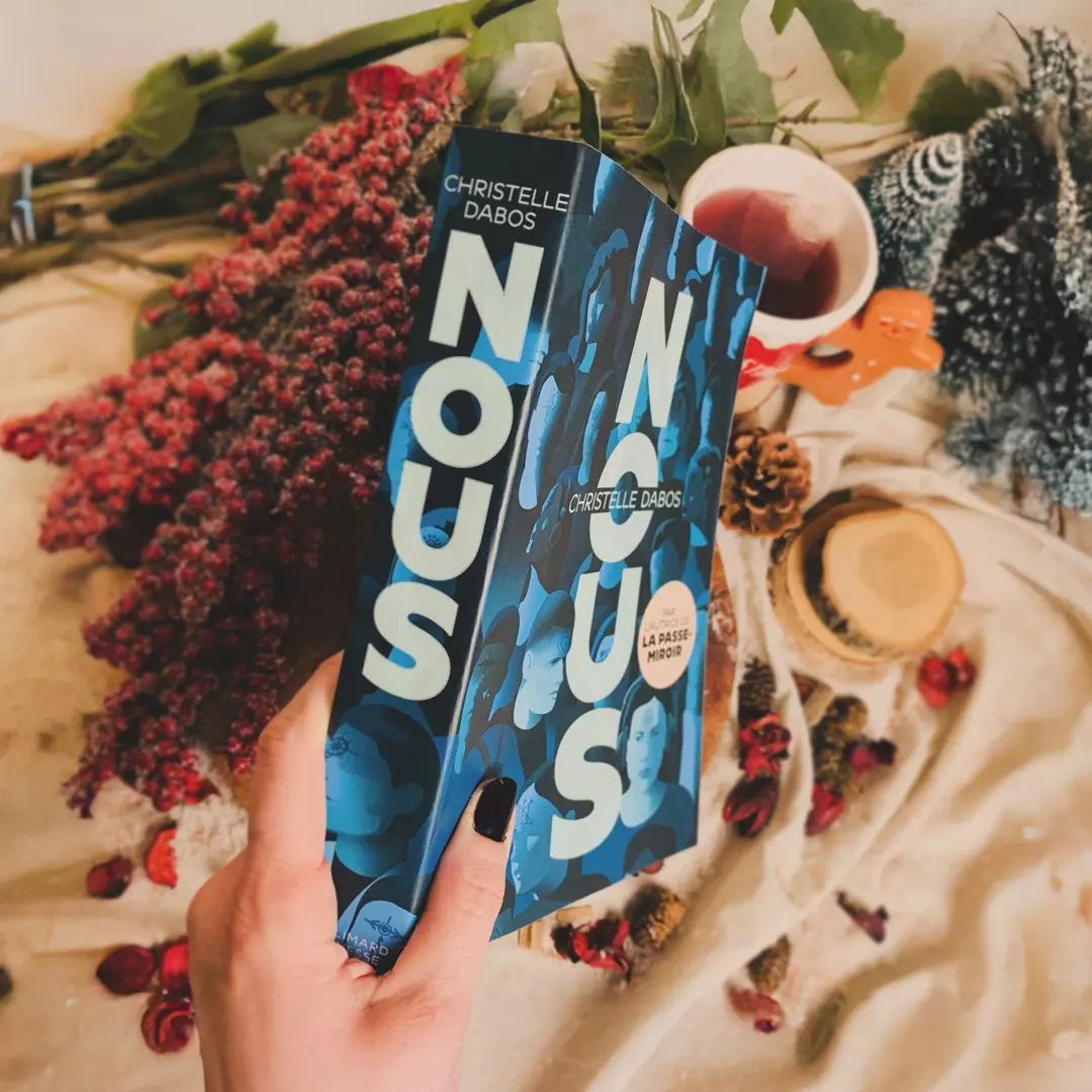Dos et couverture du roman Nous de Christelle Dabos, Gallimard Jeunesse
