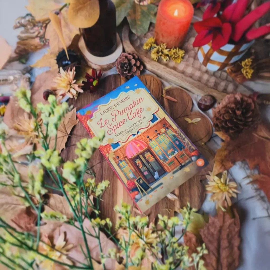 Couverture du roman Le Pumpkin Spice Café de Laurie Gilmore posée dans une ambiance automnale chaleureuse.