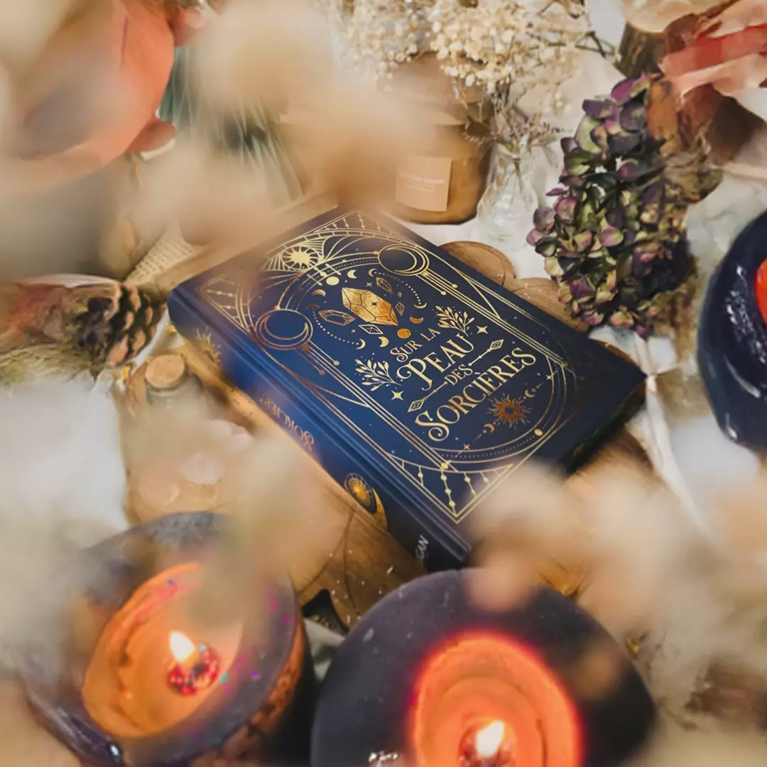 Couverture du roman Sur la peau des sorcières de Miranda Lynn, fantasy autour de sorcières et de magie tatouée.